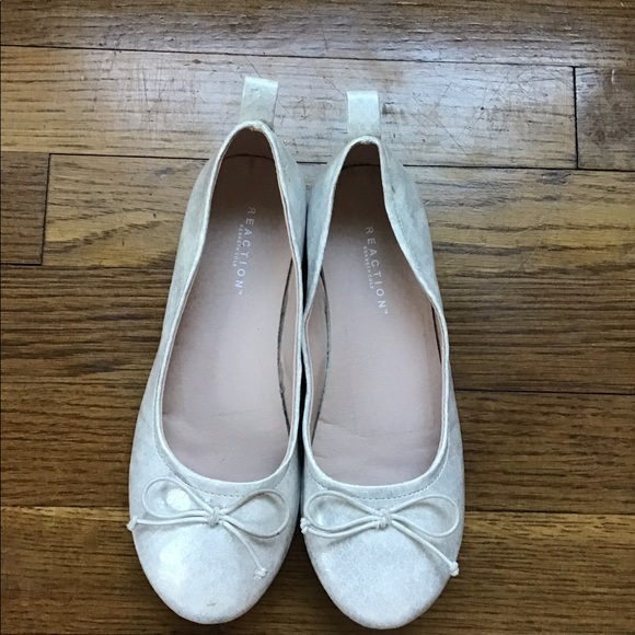 Reaction Kenneth Cole Girls White Flats - Picture 1 of 5